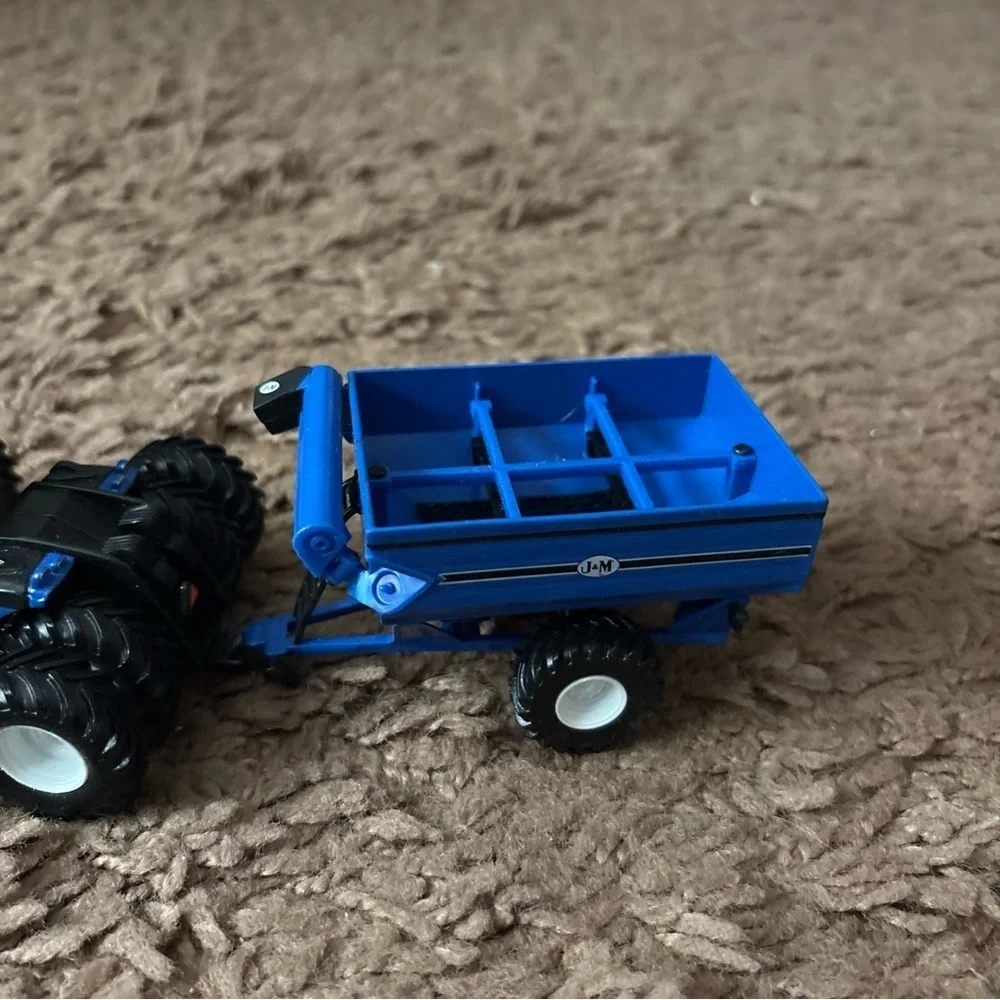 New Holland T9.645 4 wheel drive tractor with grain cart 1/64 Scale Dual Wheel